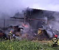 Fatalne skutki pożaru w gospodarstwie. Płonął budynek z płodami rolnymi i bydłem